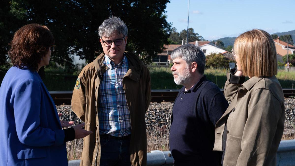 Carme da Silva, Miguel Lois, Fran Devesa y Susana Barreiro donde se prevé el apeadero.