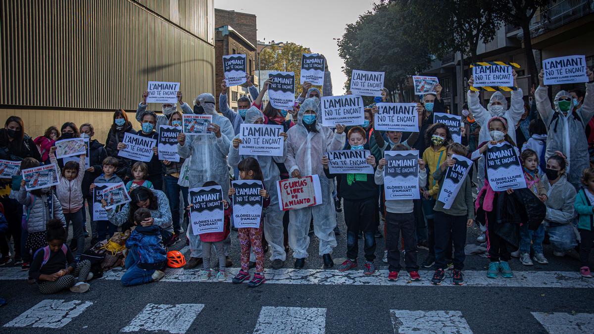 Protesta por amianto en las naves próxima a la 'Escola dels Encants'. Corte de la calle consell de cent (la escuela a la izquierda de la imagen) como protesta. AUTOR: JORDI OTIX