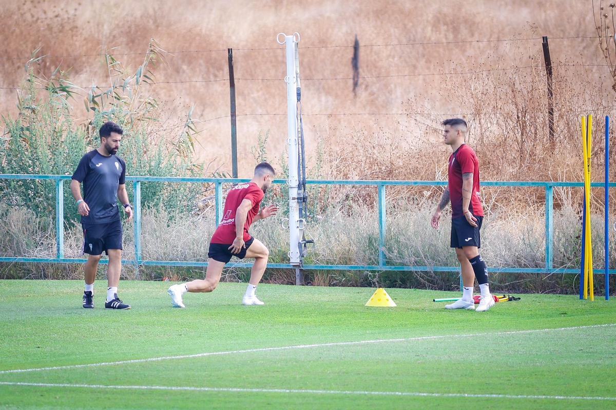 Kuki Zalazar y Jacobo González entrenan aparte del grupo en la sesión del Córdoba CF, este sábado.