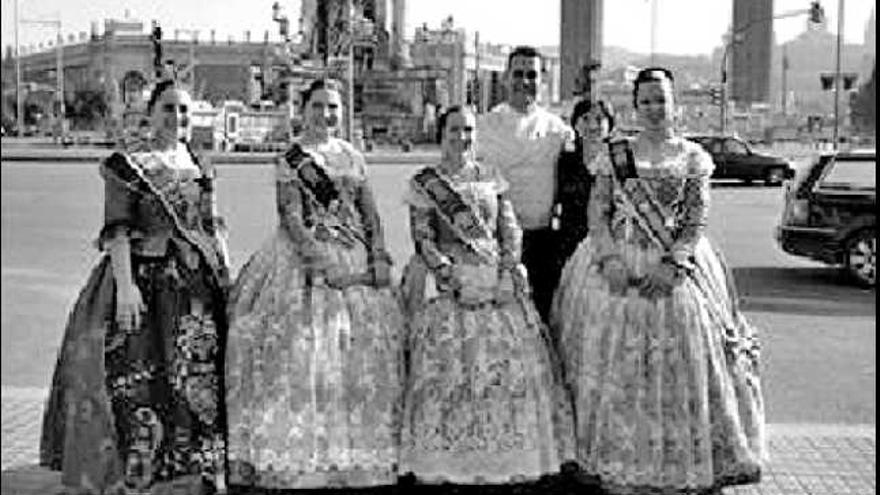 Las bellezas y el presidente de la Gestora, Israel Rubio durante el reciente viaje a Barcelona