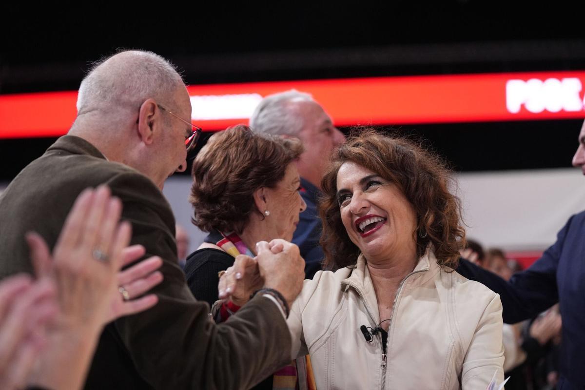 La secretaria general del PSOE-A, María Jesús Montero, saluda al expresidente de la Junta de Andalucía, Manuel Chaves.