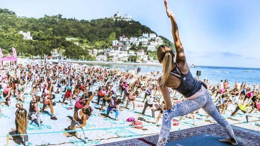 Verónica Blume da una clase de yoga para 800 mujeres