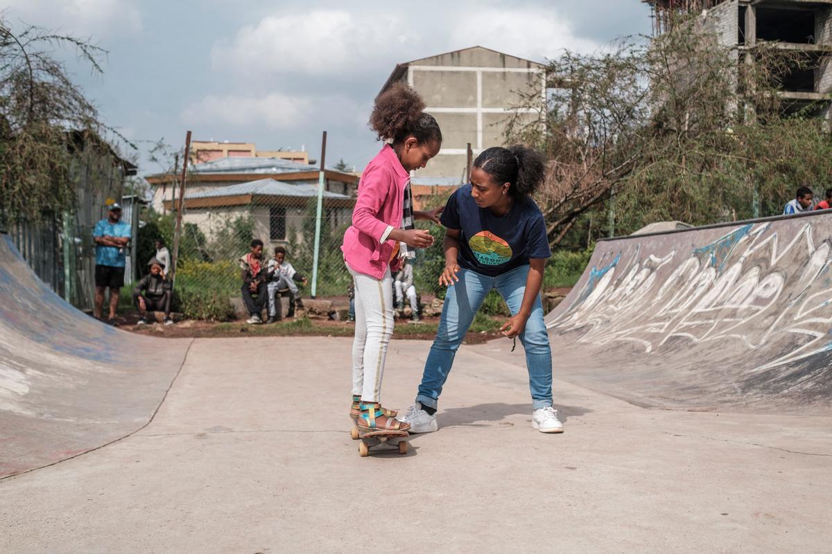 El skate entre niñas etíopes, mejora su salud mental y las empodera