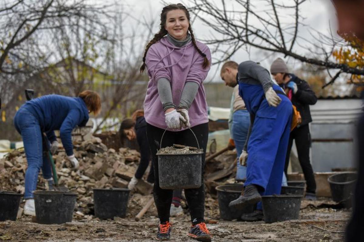 Bo Mozhemo (Porque podemos) Habitantes de Chernihiv y  Novoselivka, cuyas casas fueron dañadas durante la invasión rusa, crean movimiento de ayuda mutua para restaurarlas