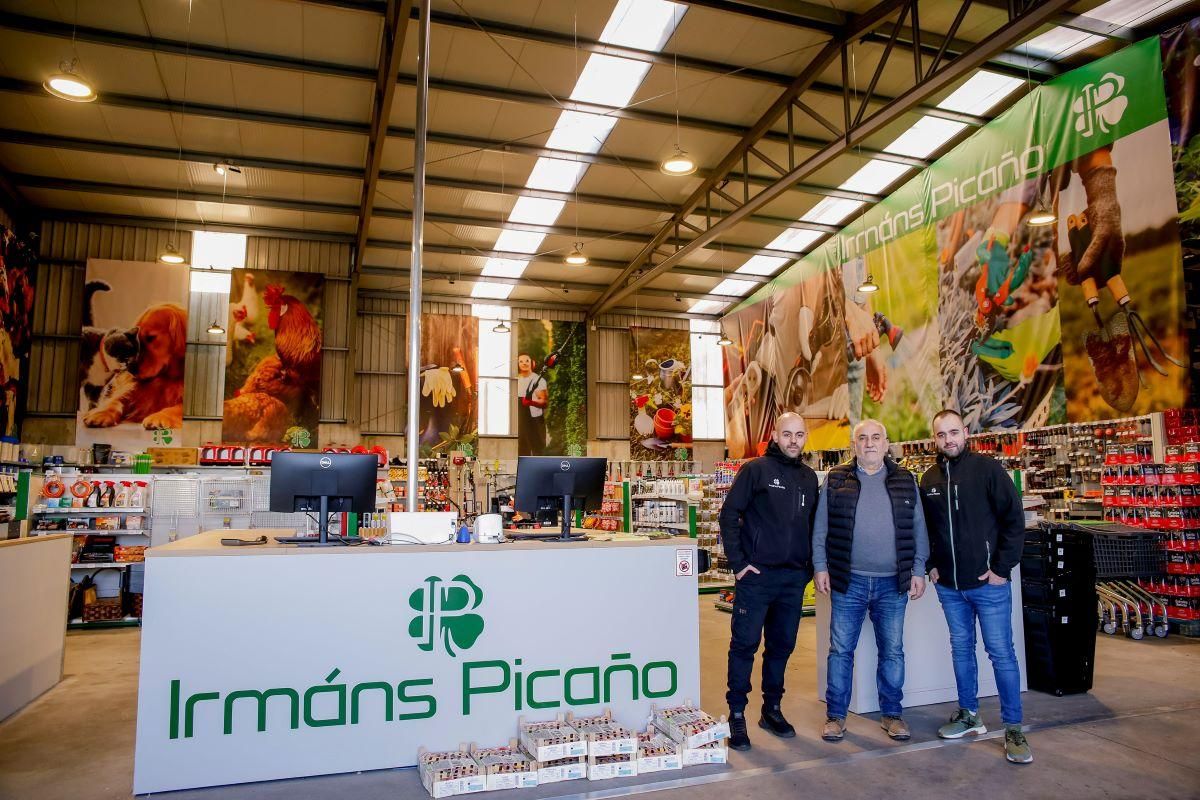 Adrián, Fernando e Iván, nas novas instalacións de Toedo.