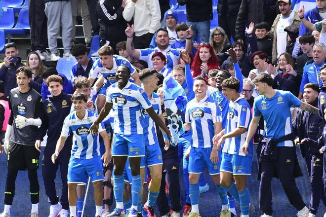 Victoria del Fabril: jugadores y afición celebran el 3-0 en Riazor