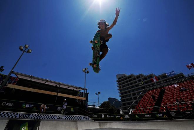 El patinador brasileño Pedro Carvalho realiza un salto, durante una sesión de entrenamiento del concurso STU (Skate Total Urbe) Open Skateboarding en Río de Janeiro, Brasil.