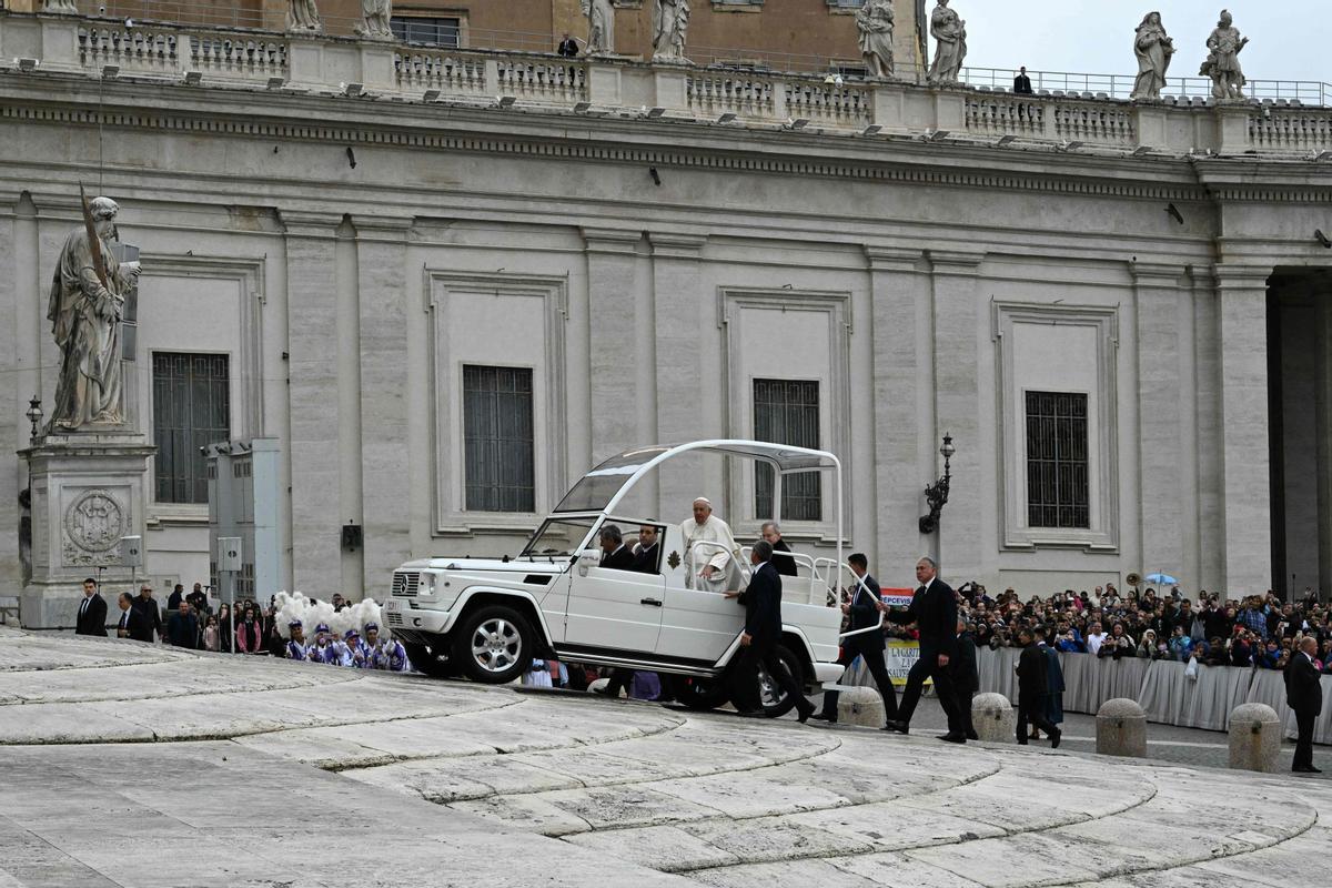 El Papa Francisco durante la audiencia general semanal en la plaza de San Pedro.