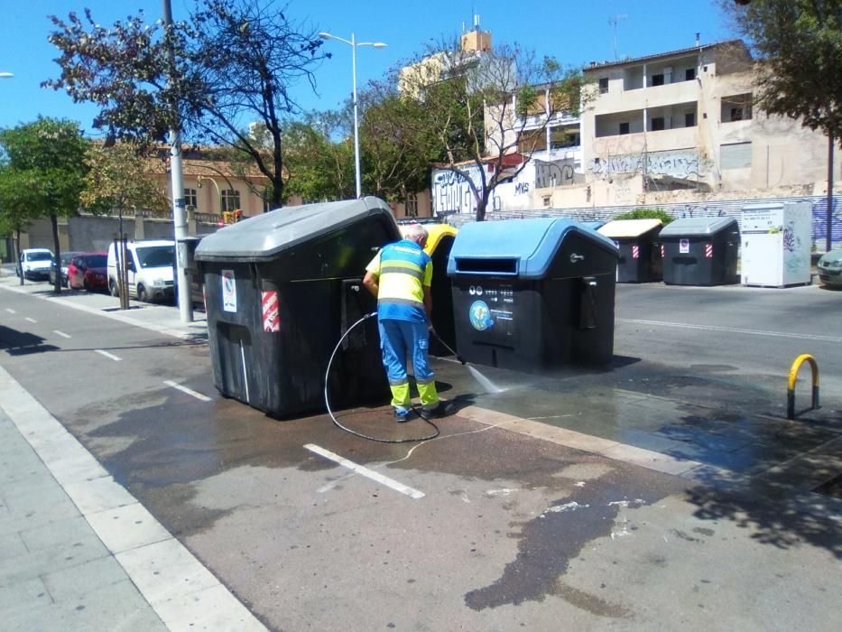 Queman seis contenedores de basura y un coche en la calle Jacint Verdaguer