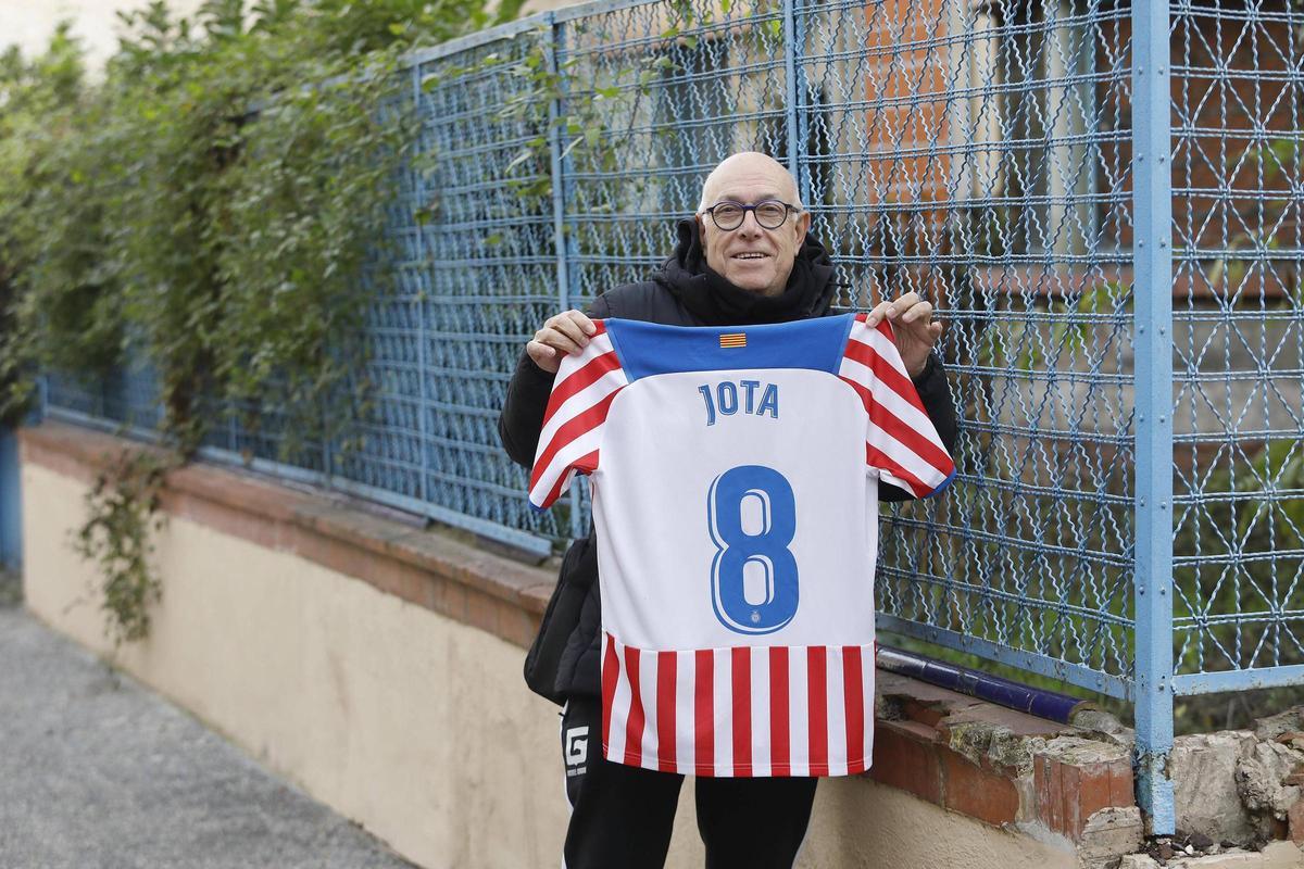 Jota, amb una samarreta amb el seu nom que hi ha exposada al Bar Pencil