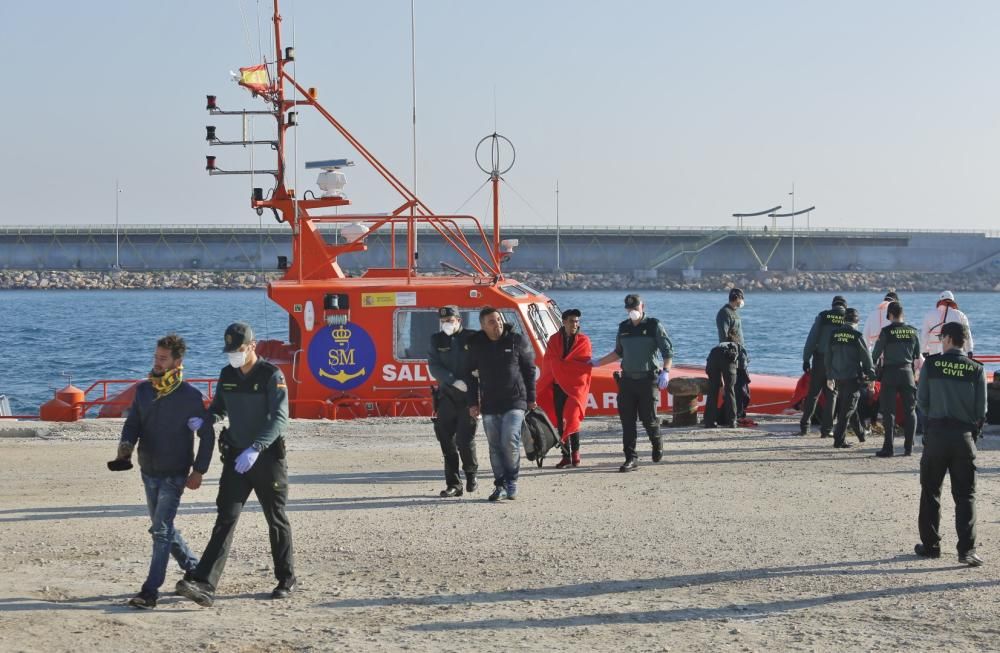 Guardia Civil, Cruz Roja y Salvamento Marítimo han puesto en marcha el protocolo para recepcionar a 24 personas rescatadas en el mar y que ocupaban una patera. 20 hombres y cuatro mujeres