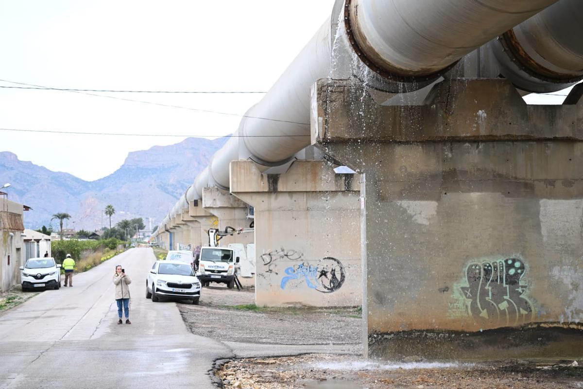 Fuga de agua en el trasvase a su paso por Orihuela
