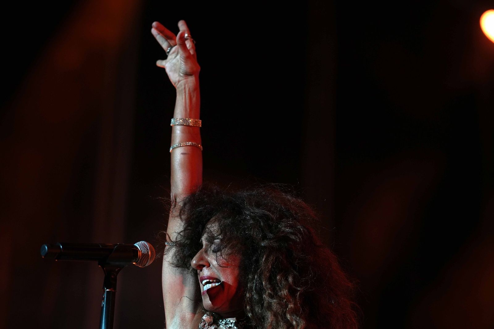 Rosario Flores enciende el Teatro de la Axerquía