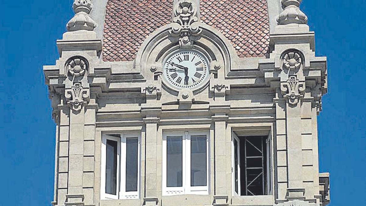 Reloj de la fachada del palacio municipal.