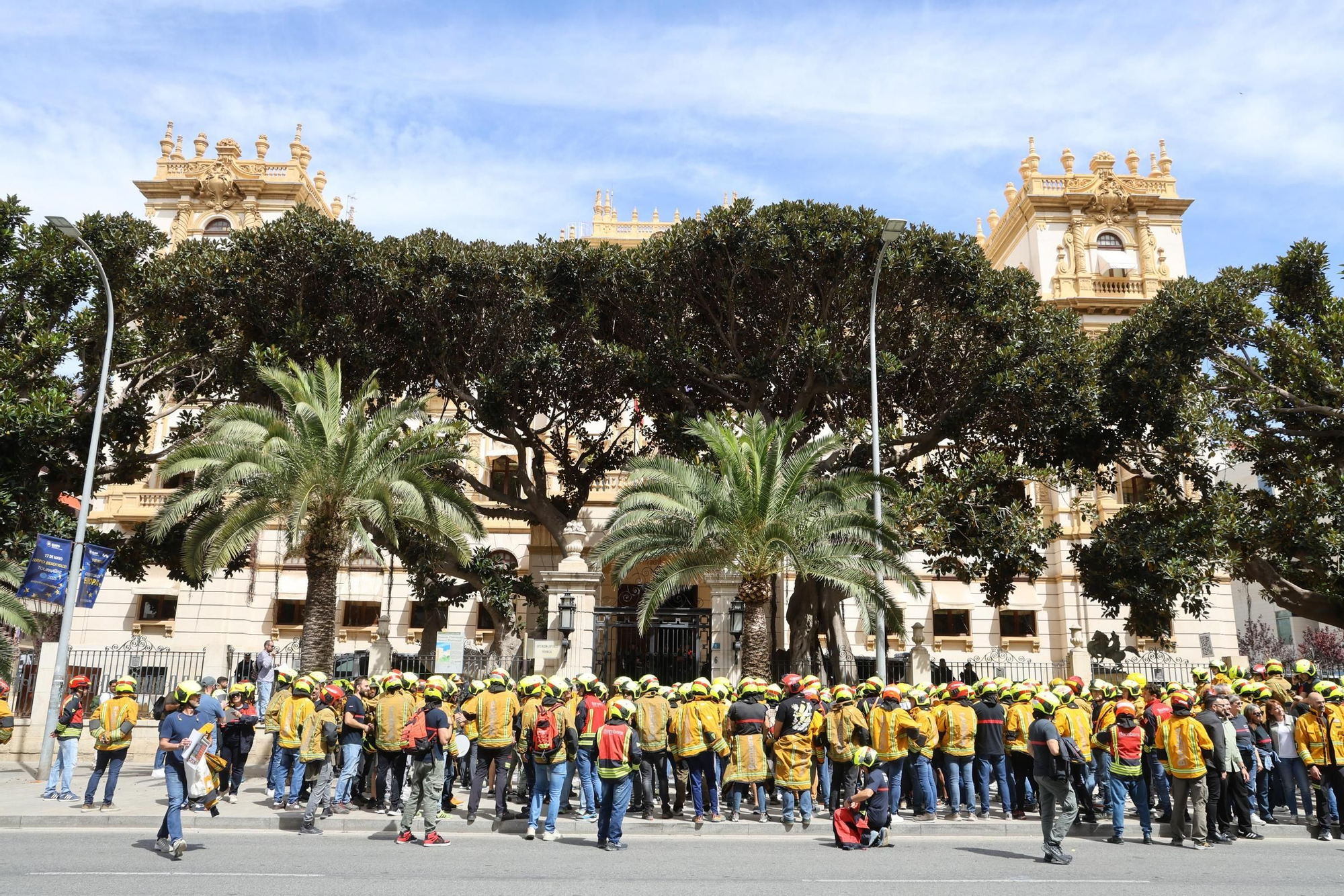 Protesta de los bomeros frente a la Diputación de Alicante