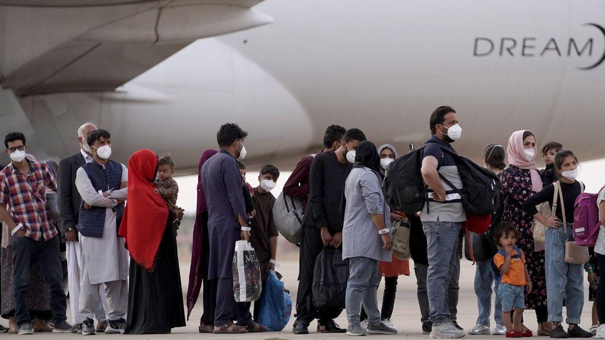 Llegada de afganos evacuados de Kabul a la base aérea de Torrejón de Ardoz.