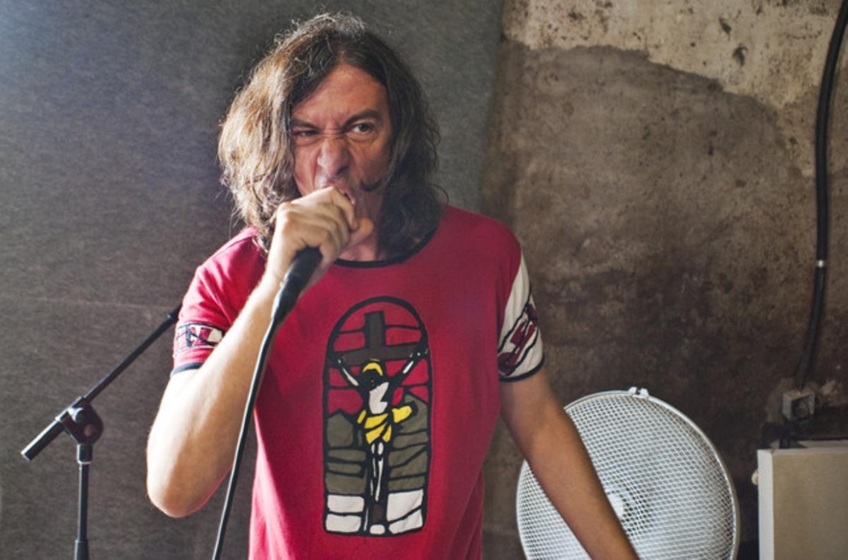 El vocal Gerard Quintana, durant l’assaig de la banda a la masia de Can Pol.