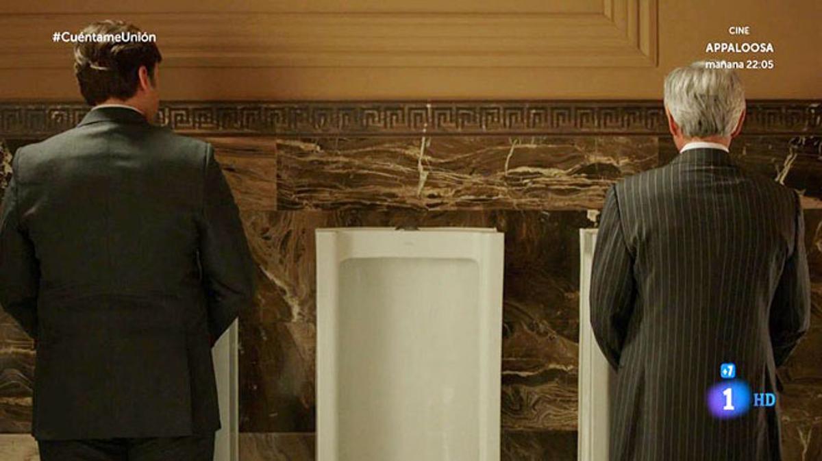 Antonio Alcántara y Felipe González, en el urinario (’Cuéntame...’, TVE-1).