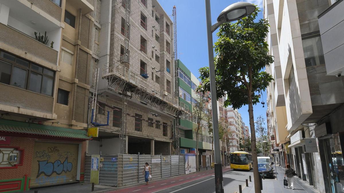 Obra de viviendas públicas paralizadas, en León y Castillo 95.