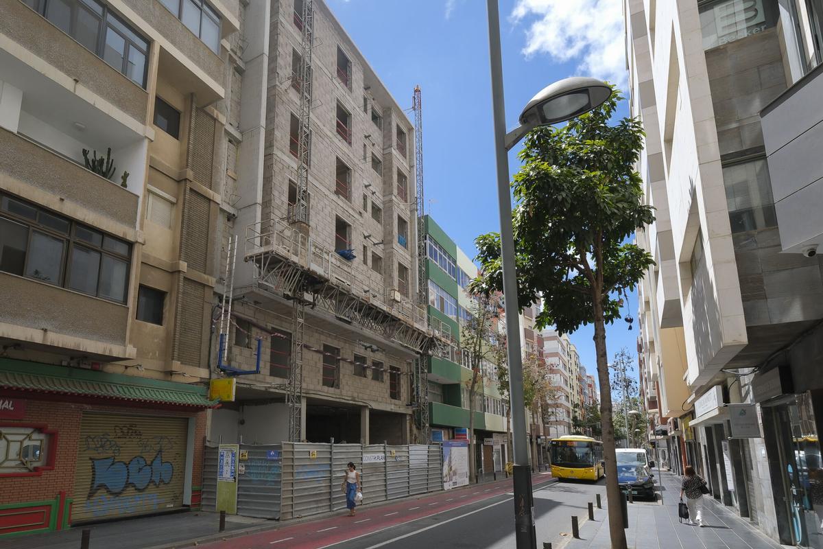 Obra de viviendas públicas paralizadas, en León y Castillo 95.