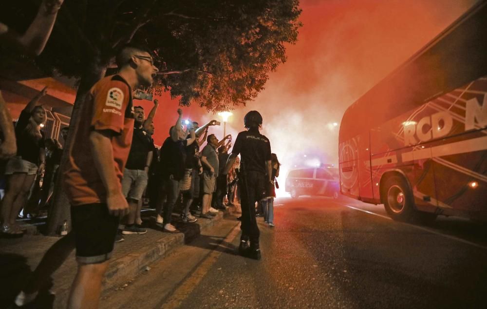 Dolor y rabia de aficionados del Mallorca en el último partido de Segunda