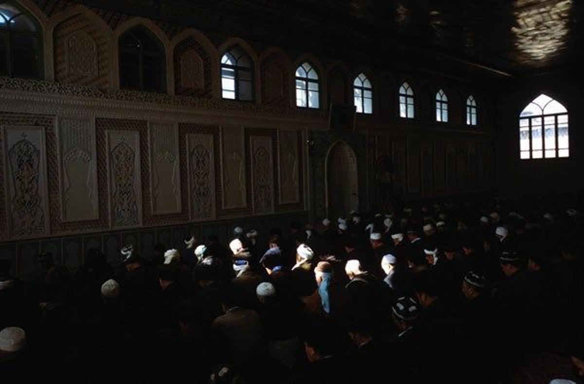 Interior de la mezquita Isok Shaykh de Namangán, en el valle de Ferghana.