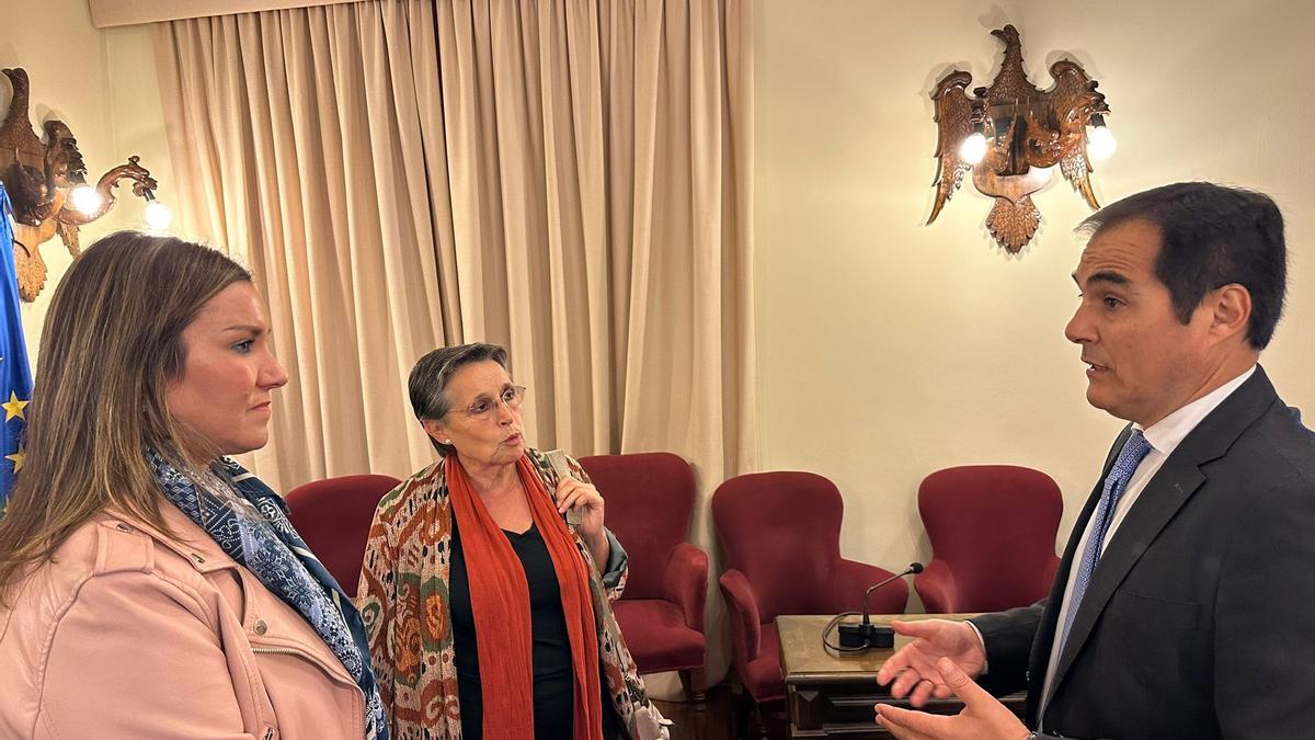La delegada de Justicia (izda.) y el consejero conversan con la alcaldes de Aguilar.