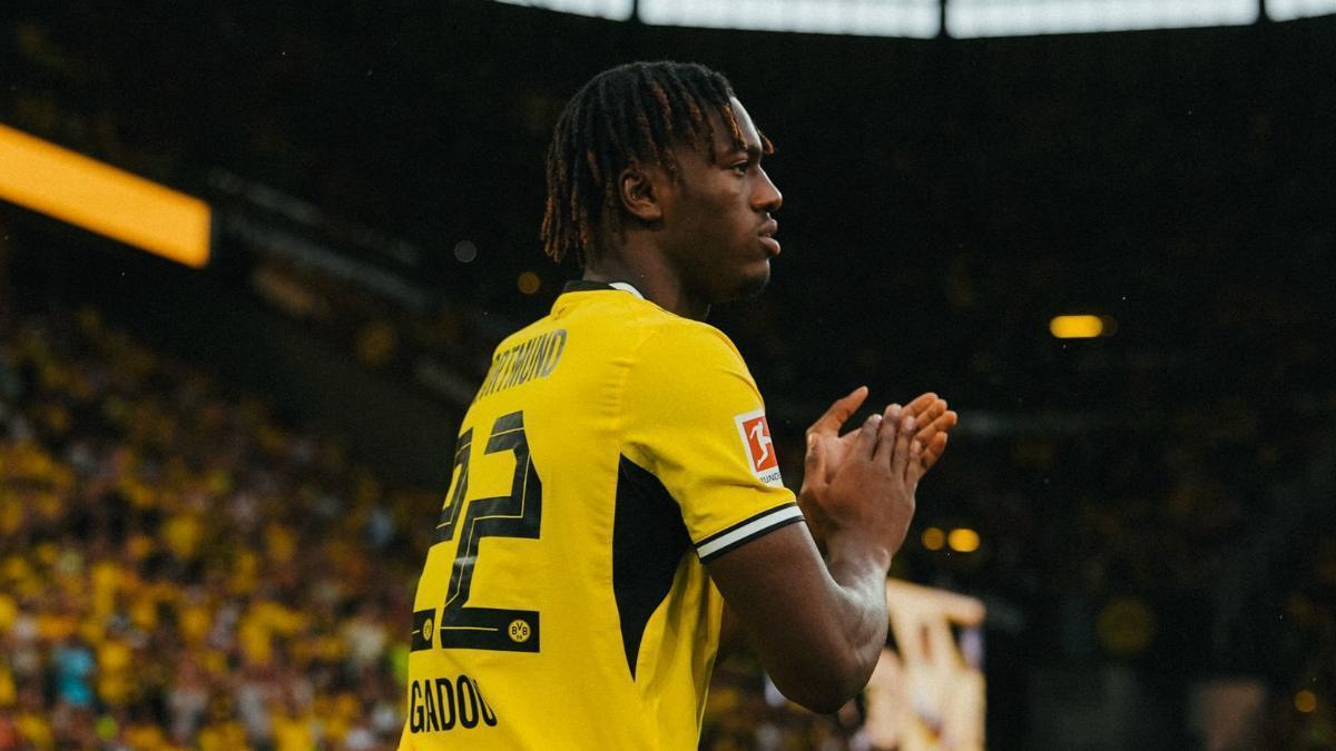 Joane Gadou, defensa central del Borussia Dortmund