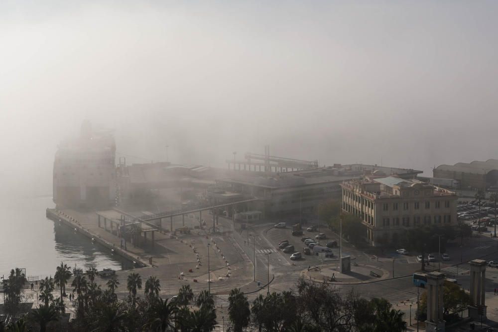 Málaga amanece bajo una capa de niebla