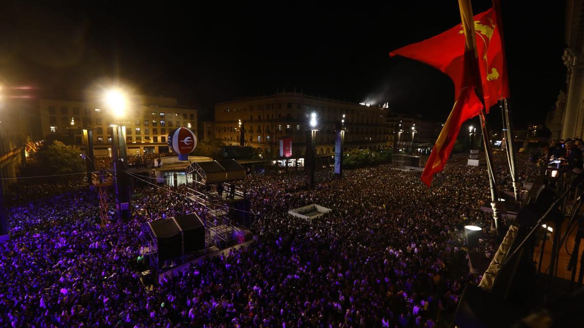 Una abarrotada plaza del Pilar vive con emoción el pregón de fiestas.