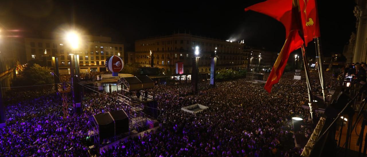 Una abarrotada plaza del Pilar vive con emoción el pregón de fiestas.