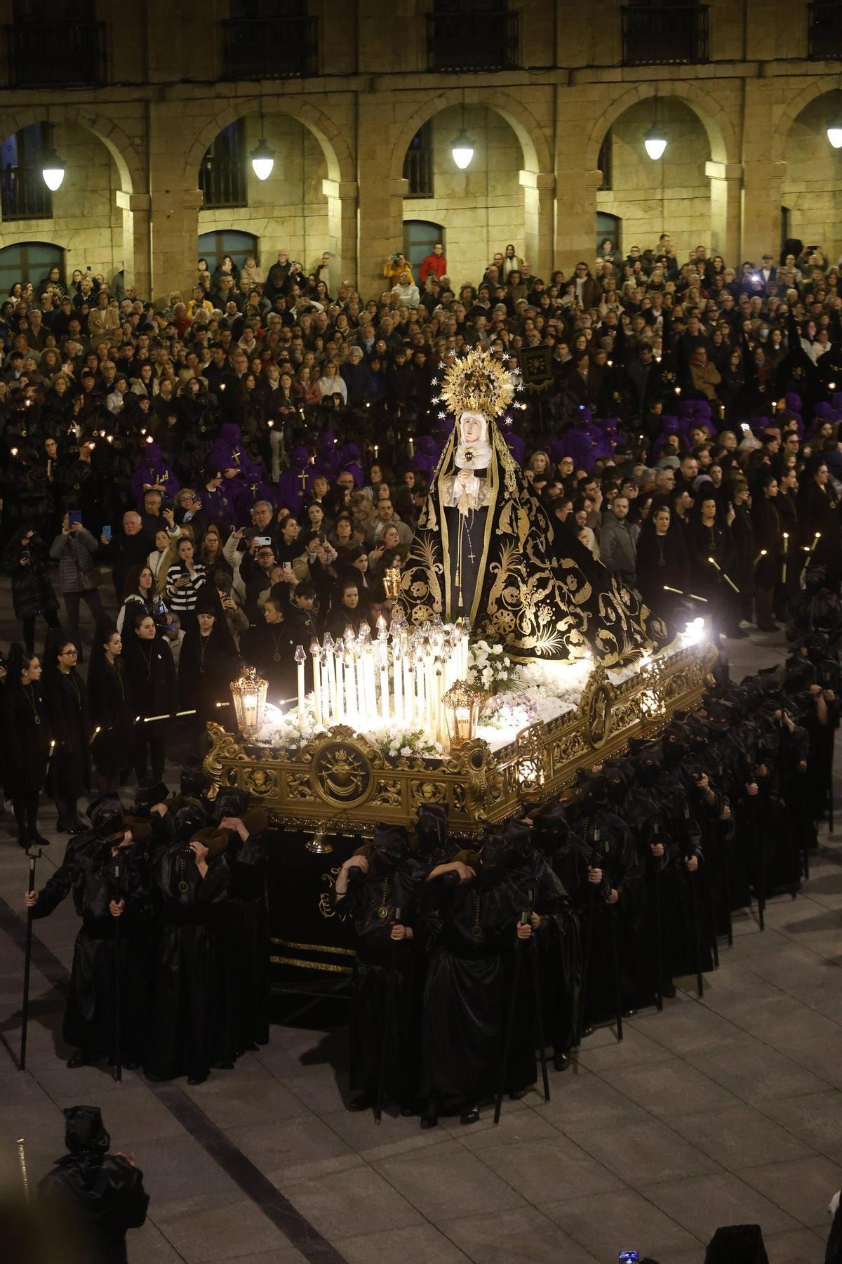 EN IMÁGENES: La multitudinaria procesión del Encuentro en Avilés