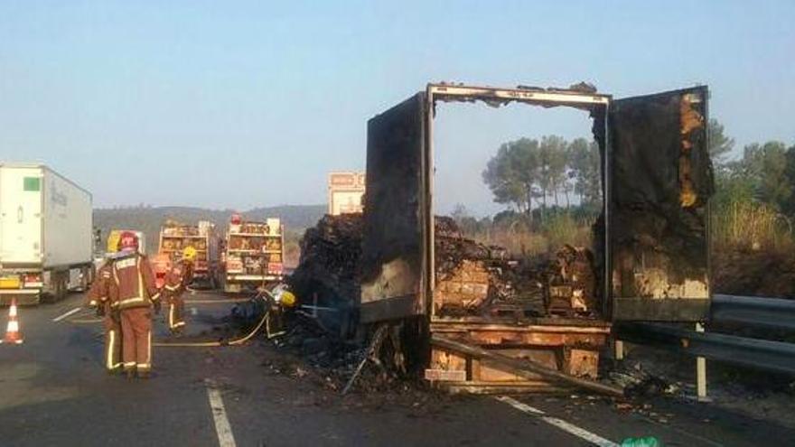 El camió incendiat