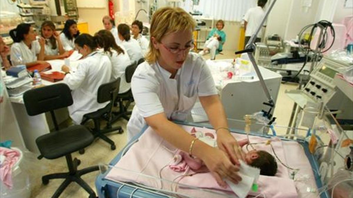 Sala de Neonatología del Hospital Sant Joan de Déu de Barcelona con bebés prematuros.