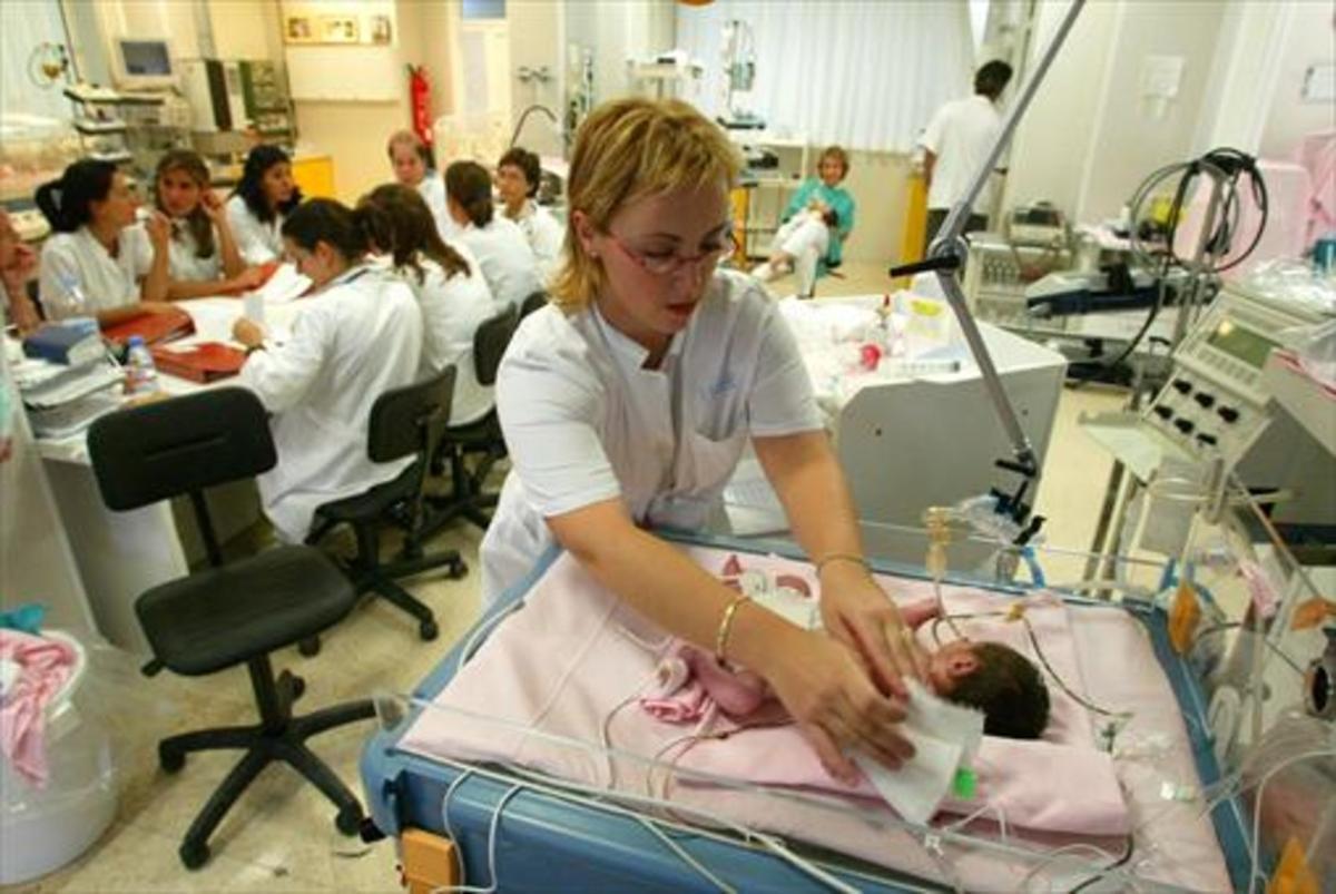 Sala de Neonatología del Hospital Sant Joan de Déu de Barcelona con bebés prematuros.
