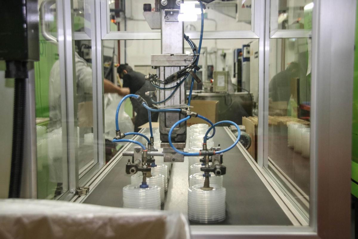 Una cadena de producción de una empresa del sector plástico de la Foia de Castalla.
