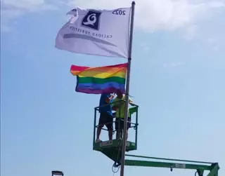 Roban una bandera en la playa de Bellreguard