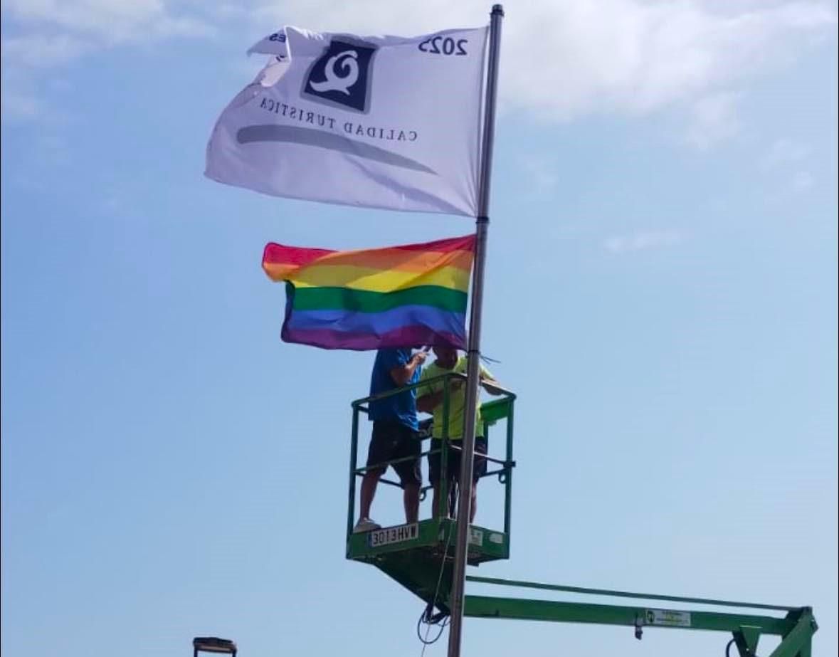 Operarios municipales reponen la bandera.