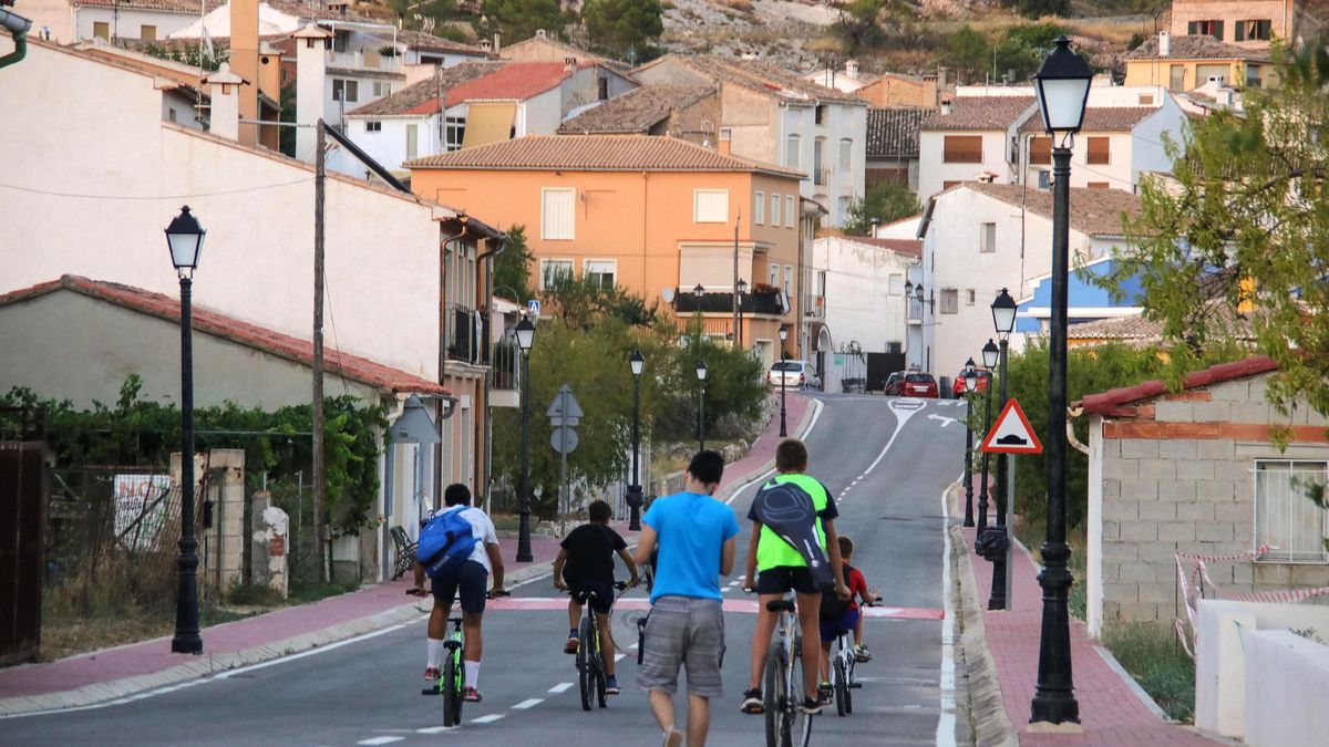 Several young people this past summer in Fageca, one of the towns in the Vall de Seta. Several young people this past summer in Fageca, one of the towns in the Vall de Seta.