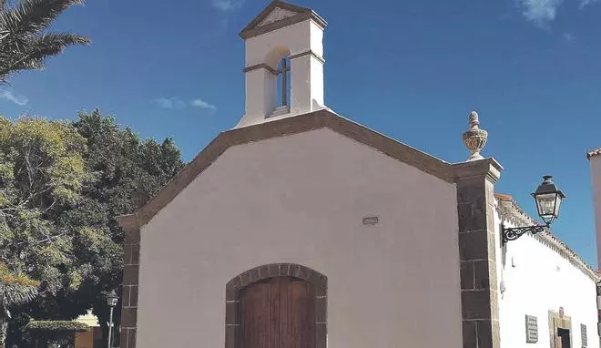 Santa Lucía restaura el techo del salón parroquial de la ermita de Sardina