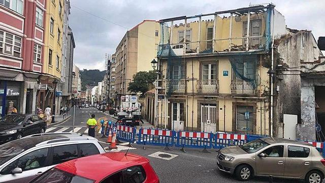 Retirada de elementos de un inmueble en Linares Rivas.