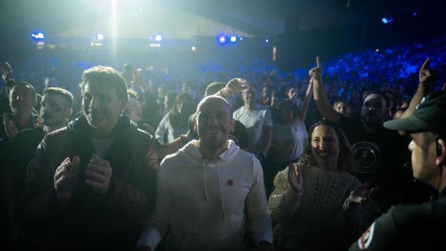 Momento en el que los concejales cambian la grada para estar entre el público, como pidió Zeta-Zetas.