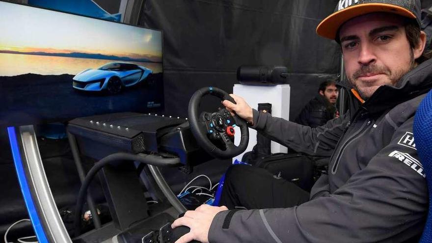 Alonso, estrella en Barcelona al frente de un volante de realidad virtual.