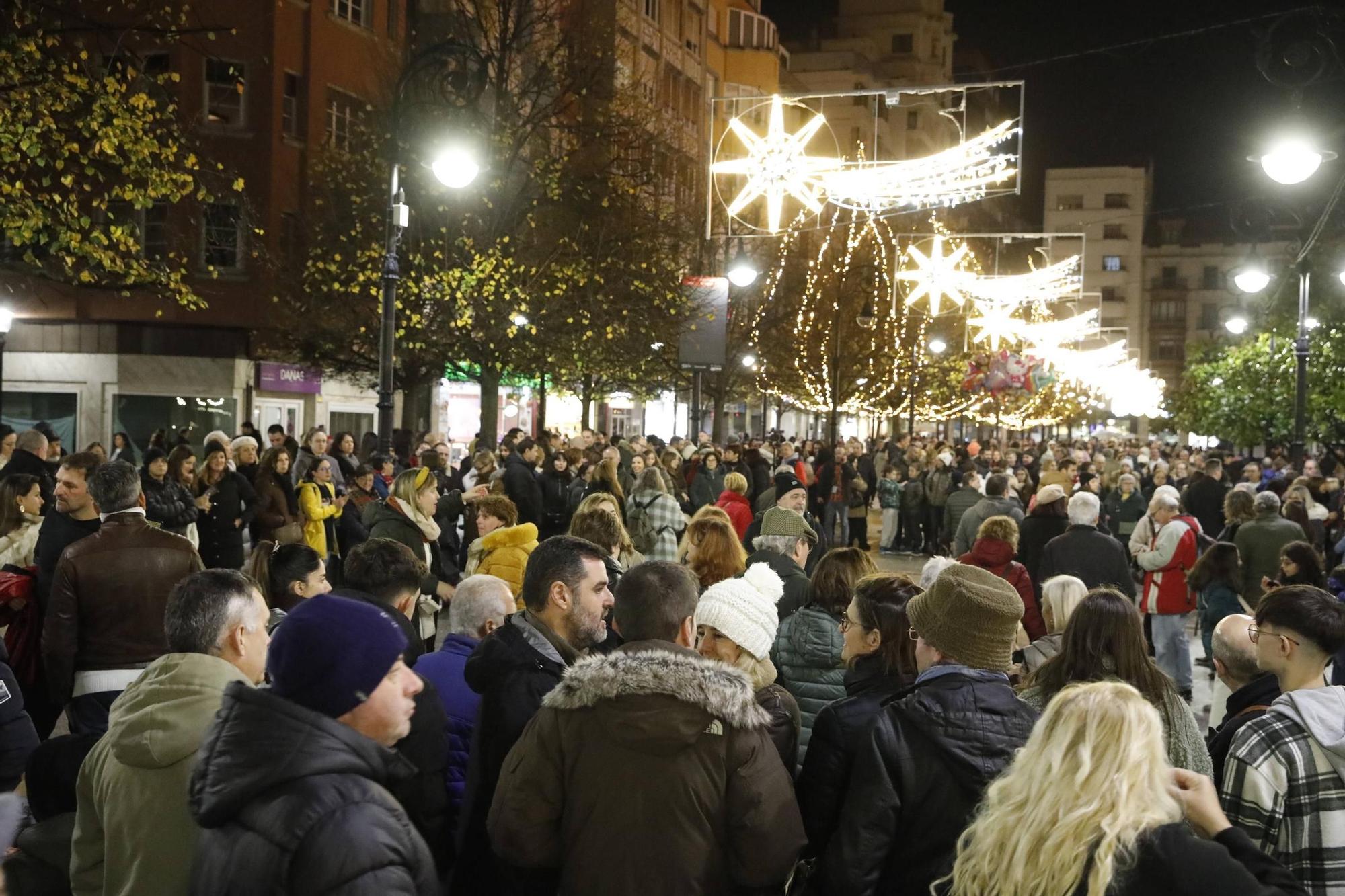 El centro de Gijón, a rebosar para disfrutar de la decoración de Navidad (en imágenes)