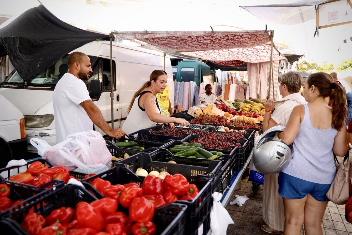 Córdoba. Mercadillo de Las Setas. Mercadillos y calor. El comercio ambulante adapta el negocio a las altas temperaturas