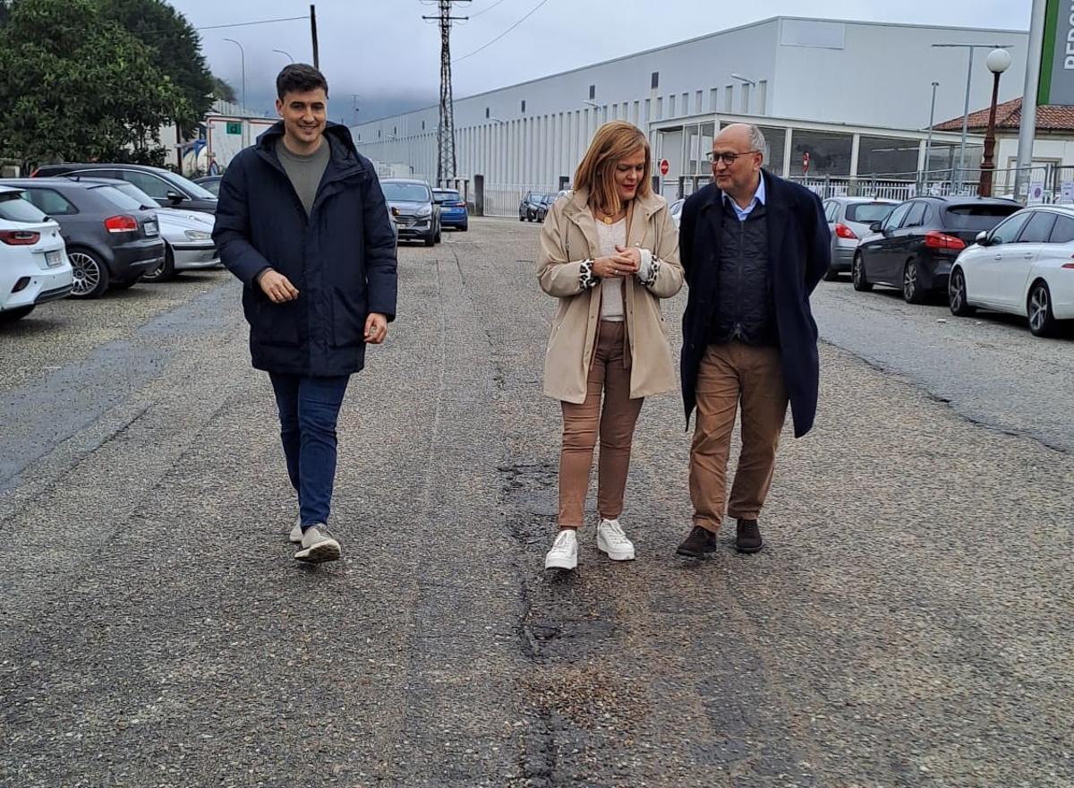 Antonio Cabaleiro, Digna Rivas y Abel Losada, en la avenida da Estación.