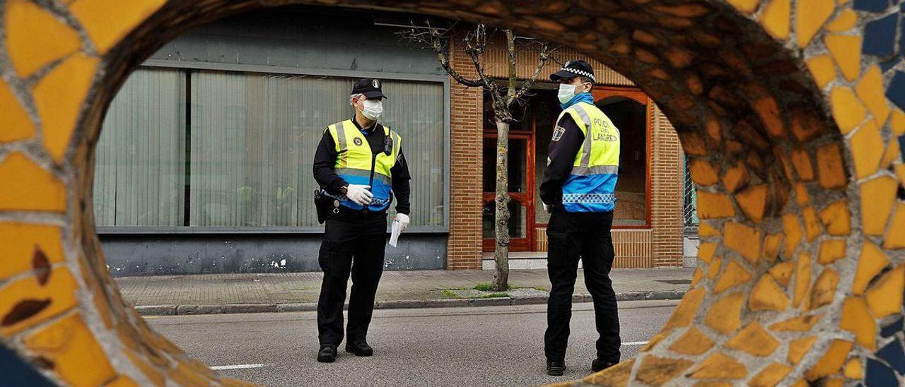 Dos agentes de la Policía Local de Langreo, en un control en Sama.