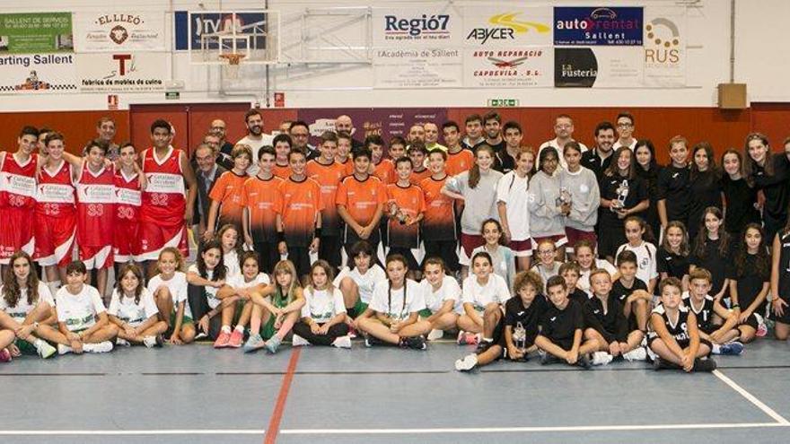 Foto conjunta de tots els equips que van disputar les finals del Torneig Vila de Sallent de bàsquet