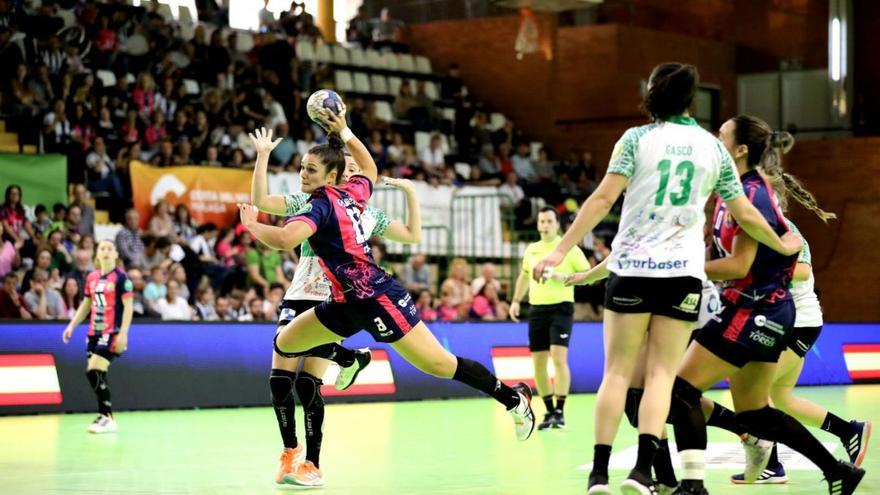 Elena Cuadrado lanza contra la portería del Atticgo BM Elche.