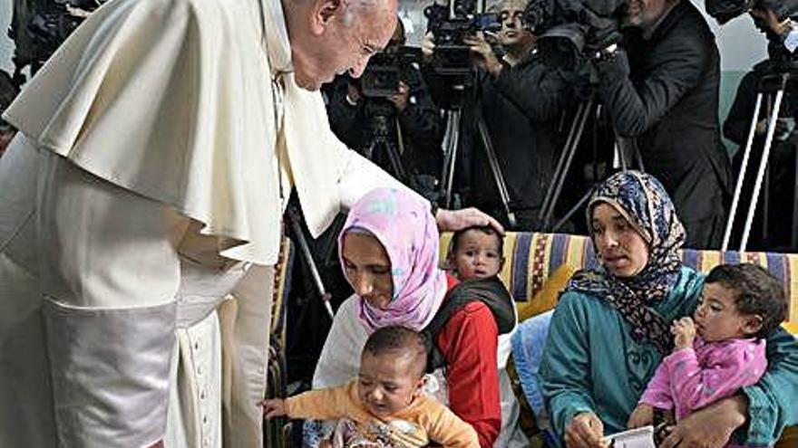 El papa Francisco, ayer, durante su visita a una escuela en el sur de Rabat (Marruecos).